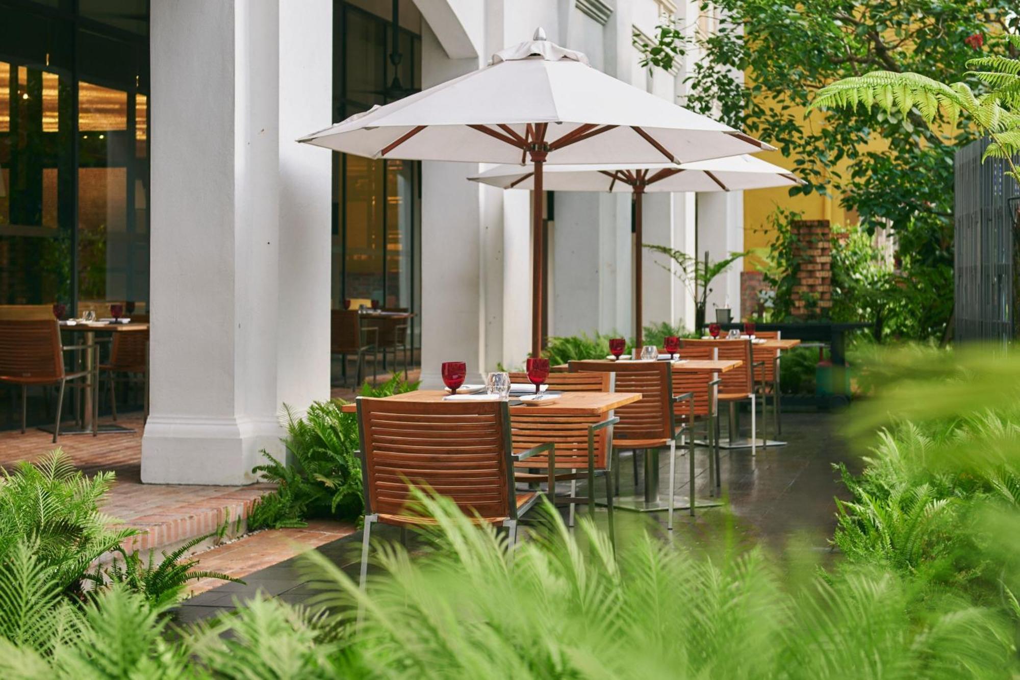 Hotel Stripes Kuala Lumpur, Autograph Collection Kültér fotó The Garden Grille
