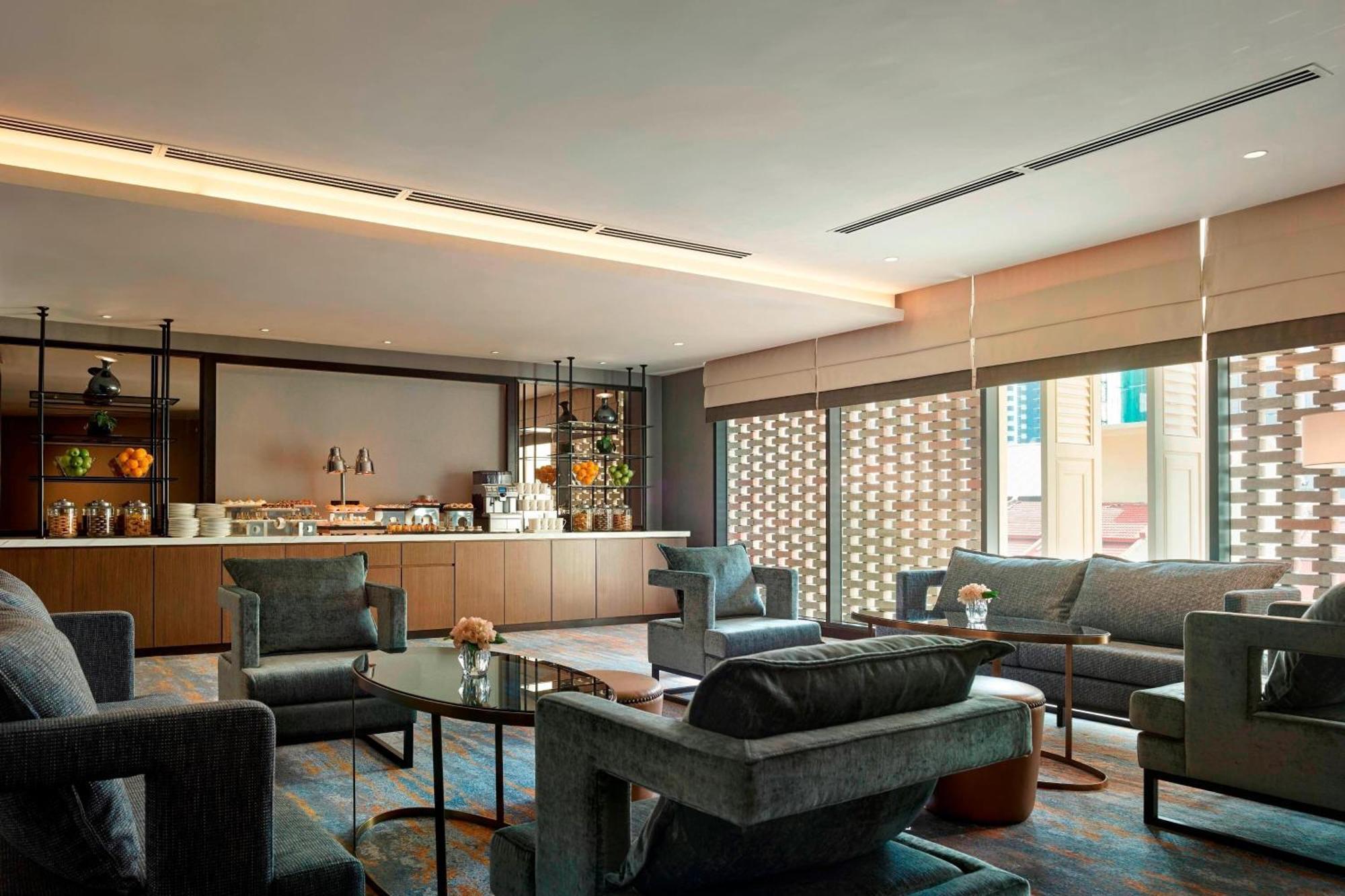 Hotel Stripes Kuala Lumpur, Autograph Collection Kültér fotó The Club lounge at Hong Kong International Airport