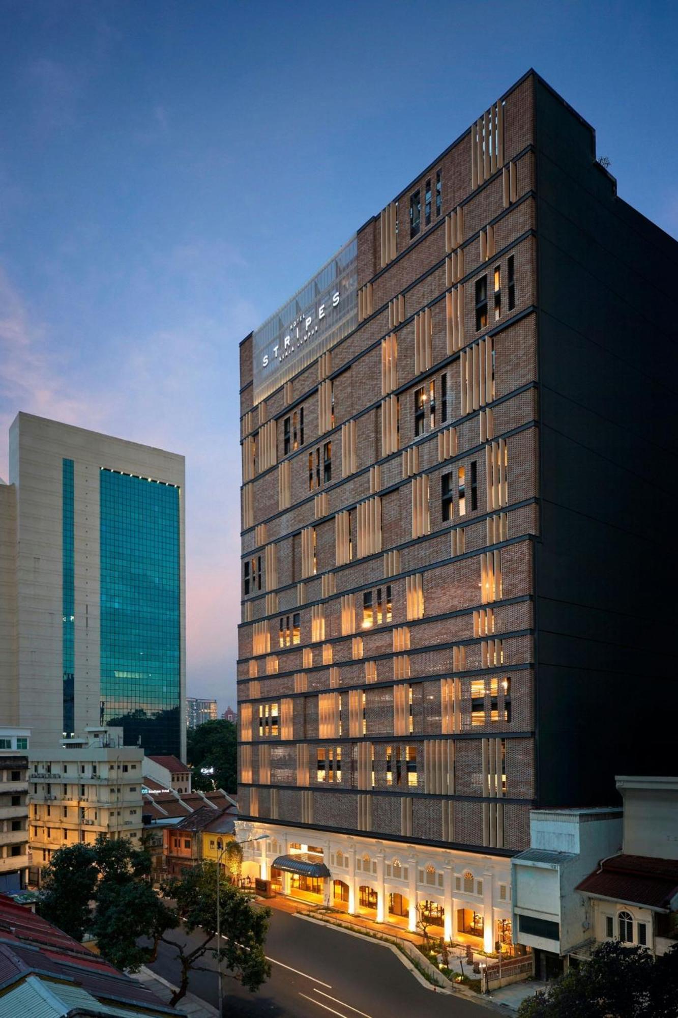 Hotel Stripes Kuala Lumpur, Autograph Collection Kültér fotó The hotel at dusk
