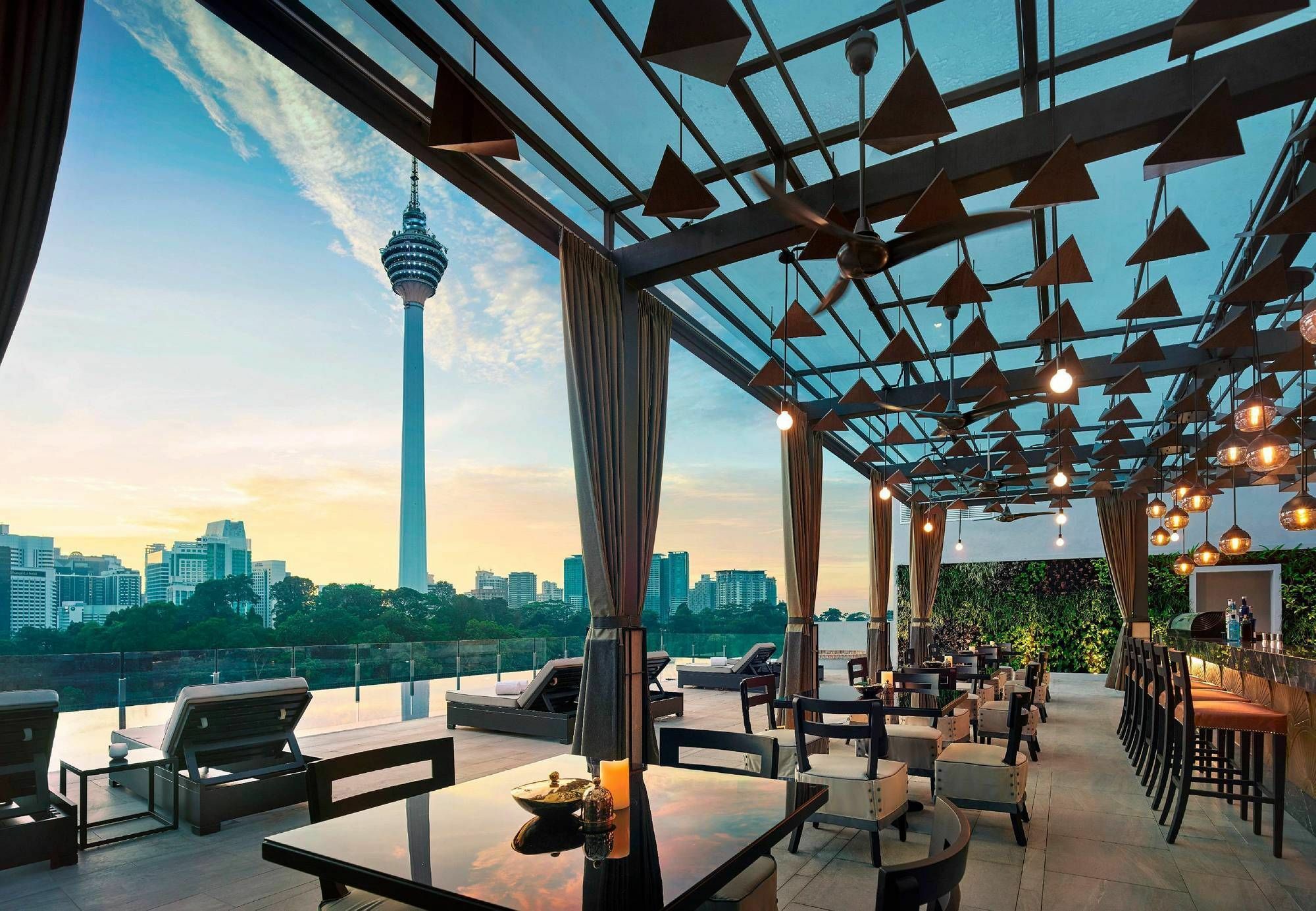 Hotel Stripes Kuala Lumpur, Autograph Collection Kültér fotó The 360° Sky Bar